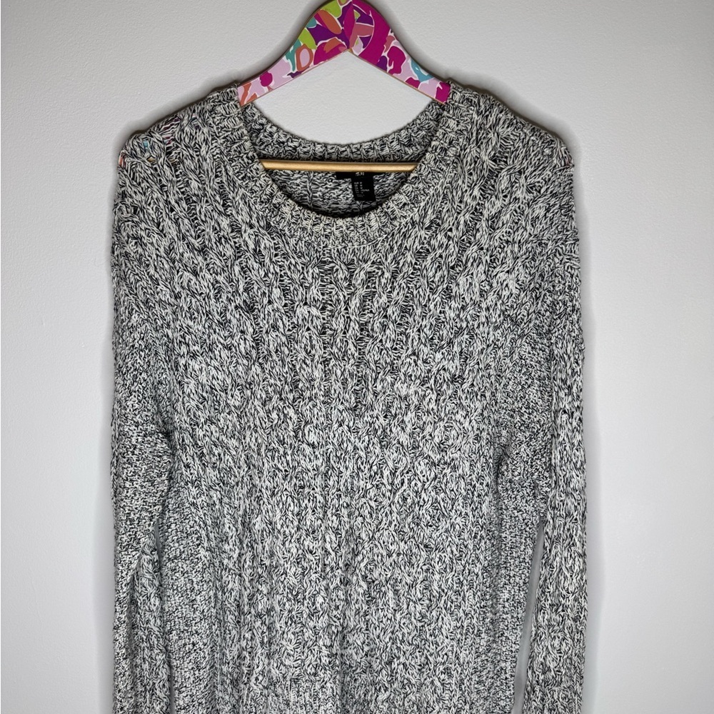 H&M Black and White Crew Neck Sweater | Size Medium